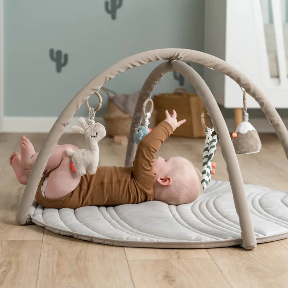 Done By Deer Aktivitets legetæppe Lalee Sand- Aktivitetstæpper