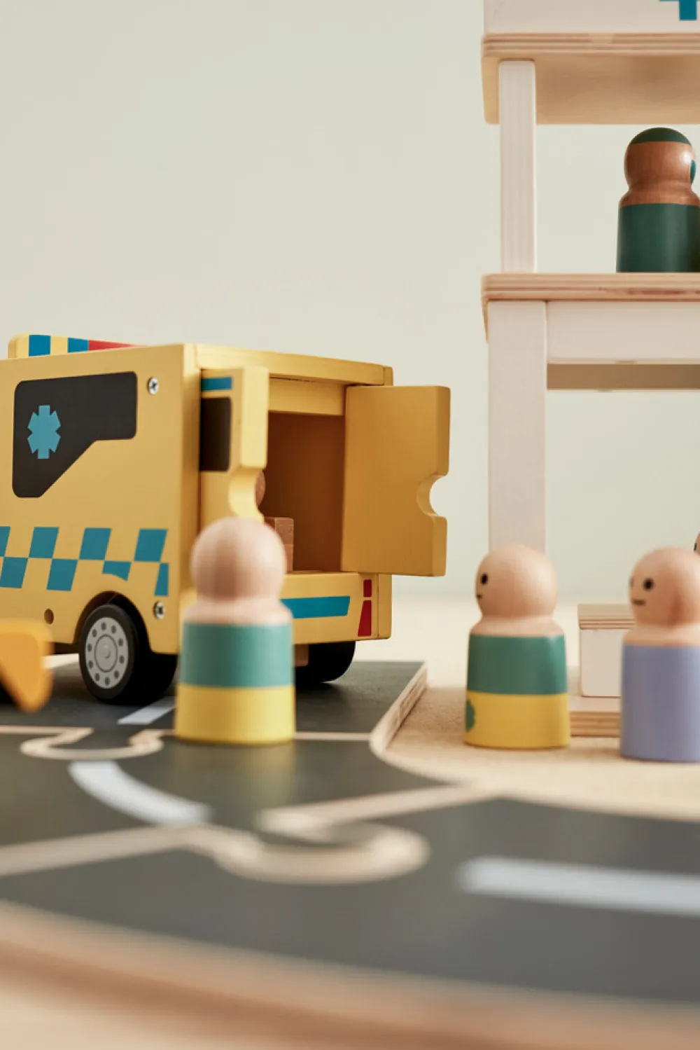 Kids Concept Ambulance i træ- Legetøjsbiler