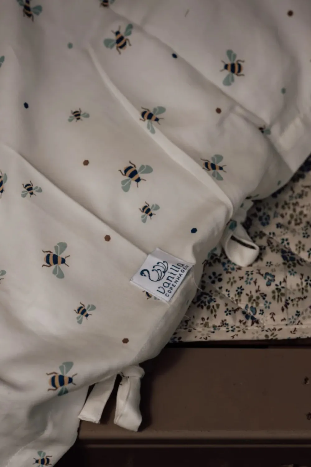 Vanilla COPENHAGEN Baby sengetøj - Honey Bee Happy-Børn Sengetøj