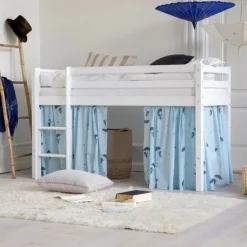 Hoppekids ECO Comfort halvhøj seng hvid, med forhæng blå-Børn Pakkeløsninger|Juniorsenge