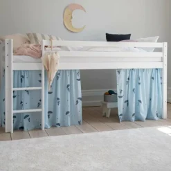 Hoppekids ECO Comfort halvhøj seng hvid, med forhæng blå-Børn Pakkeløsninger|Juniorsenge