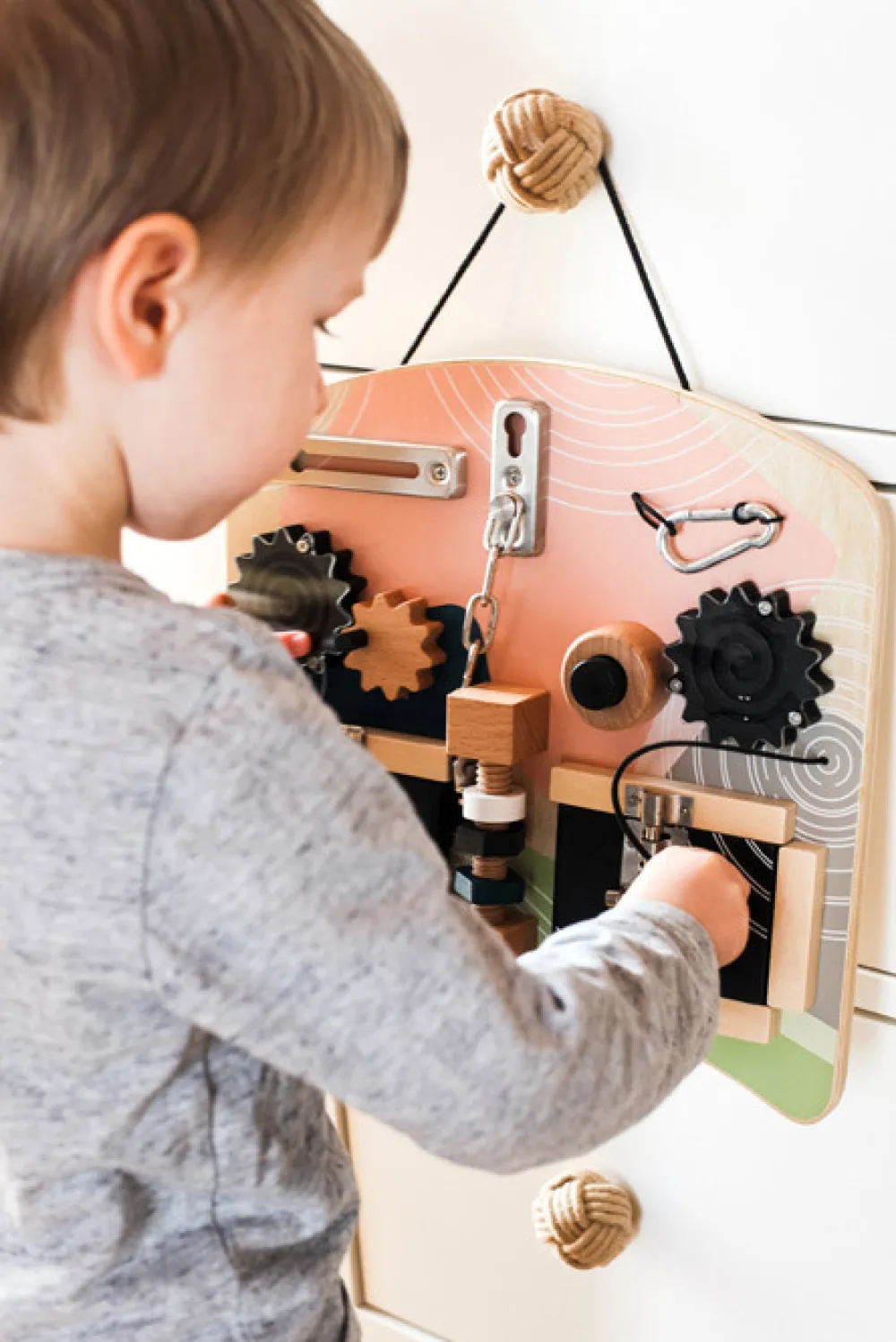 SMALL FOOT Motorik og aktivitetsbræt med låse og rotation- Aktivitetslegetøj