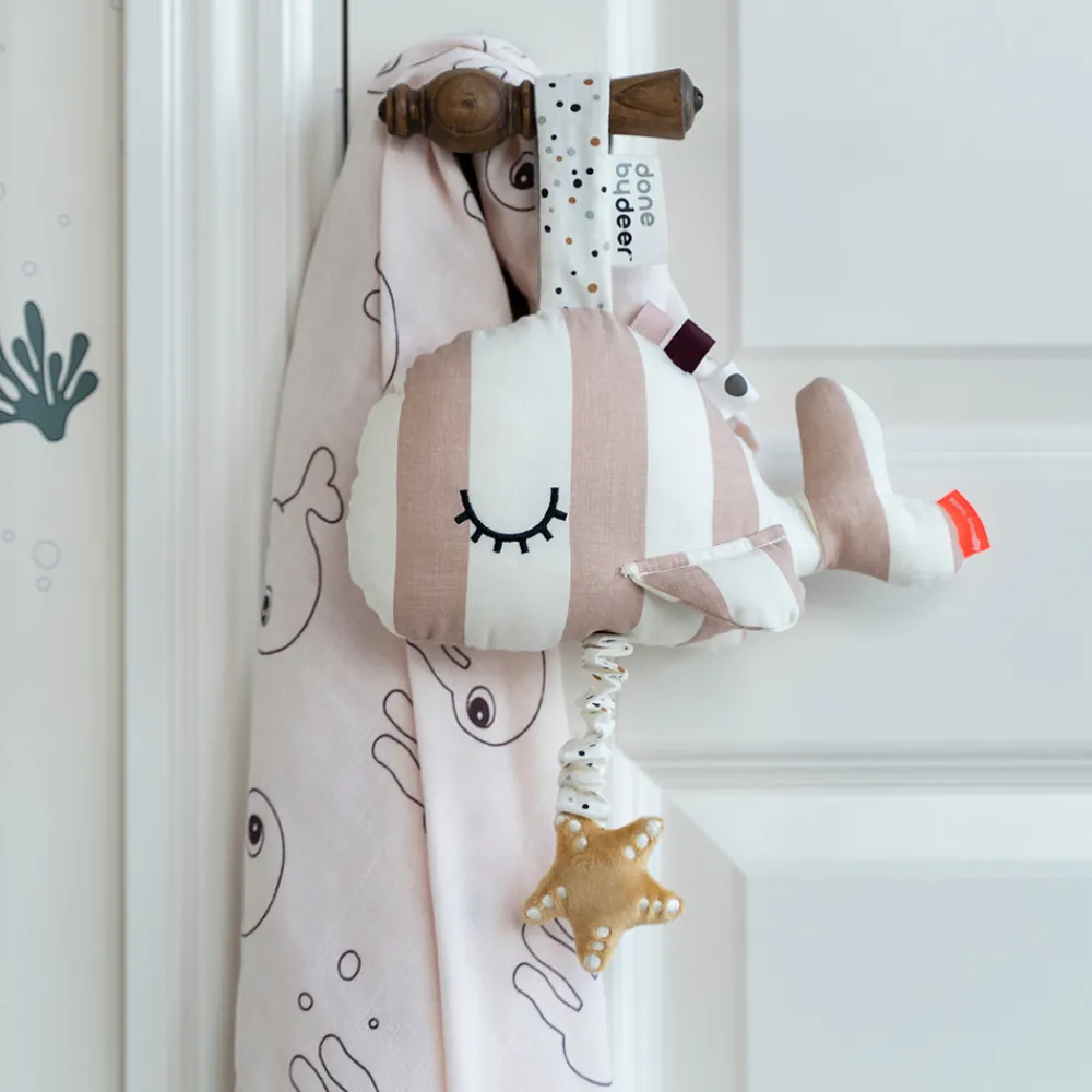 Done By Deer Musikdyr Wally Pudder- Musikuroer