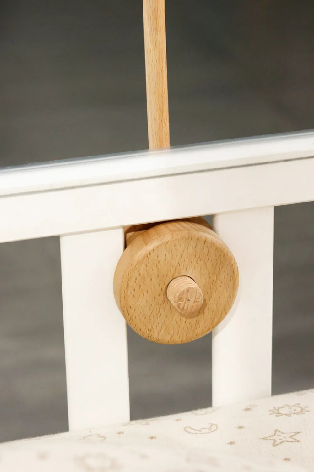 Vanilla COPENHAGEN Musikuro + træholder - Swandersen-Børn Uroer