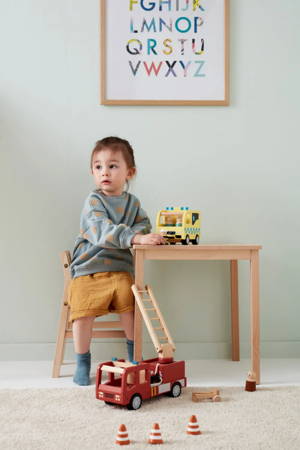 Kids Concept Rød Brandbil i træ med 3 brandmænd- Legetøjsbiler