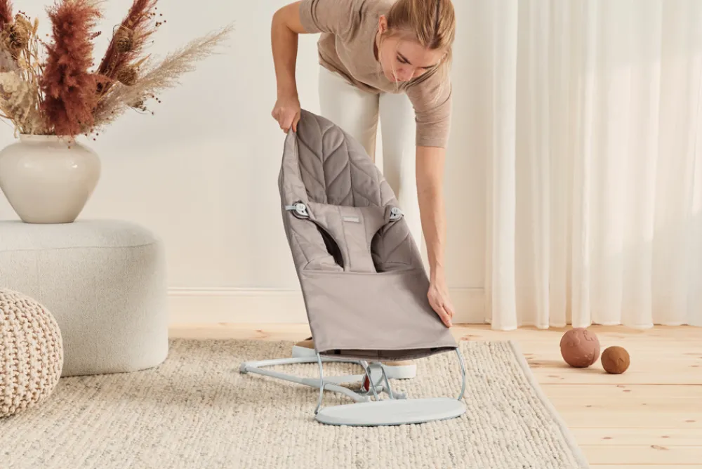 BabyBjörn Skråstol Bliss - Vævet, Klassisk quilt, Sandgrå-Børn Skråstole