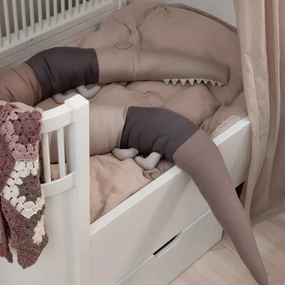 Sebra Sleepy Croc strikket pude - seabreeze beige-Børn Pyntepuder