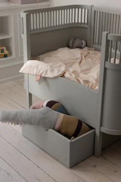 Sebra Strikket pude, Sleepy Croc, birchbark rose mix-Børn Pyntepuder