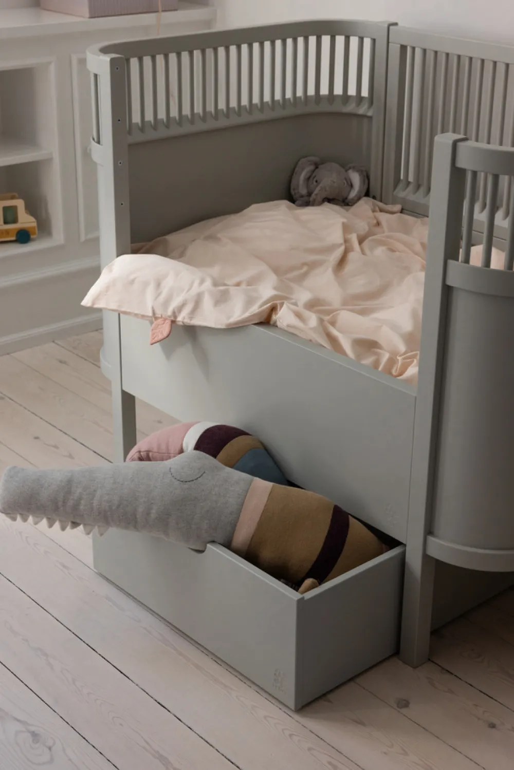 Sebra Strikket pude, Sleepy Croc, birchbark rose mix-Børn Pyntepuder