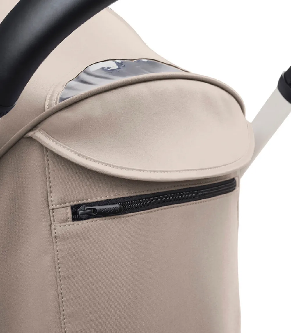 Stokke® YOYO³ Klapvogn - taupe på hvidt stel- Rejseklapvogne